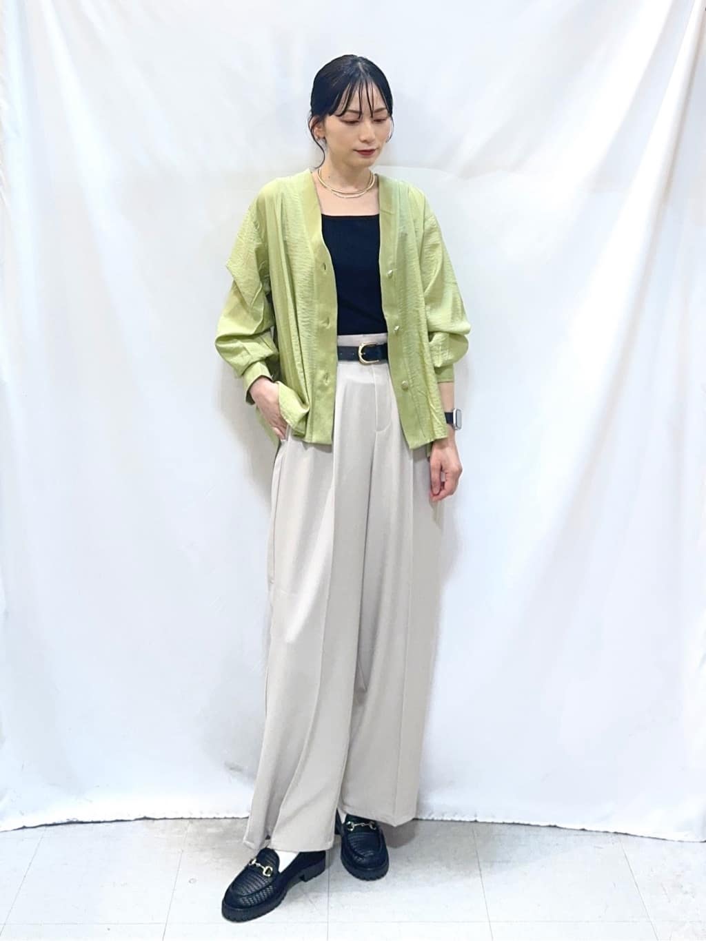 𝐇𝐢𝐫𝐨𝐦𝐢さんの「SHOO･LA･RUE｜【S-LL/体型カバー/Aライン】身体のラインを拾いにくい シアーシャツカーディガン」を使ったコーディネート