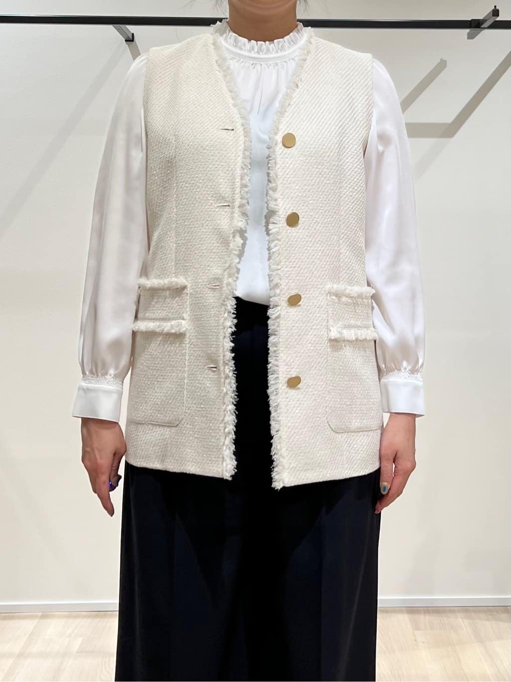 TOMOMIさんの「UNTITLED｜【オンオフ使える】スラブツイード ジレ」を使ったコーディネート