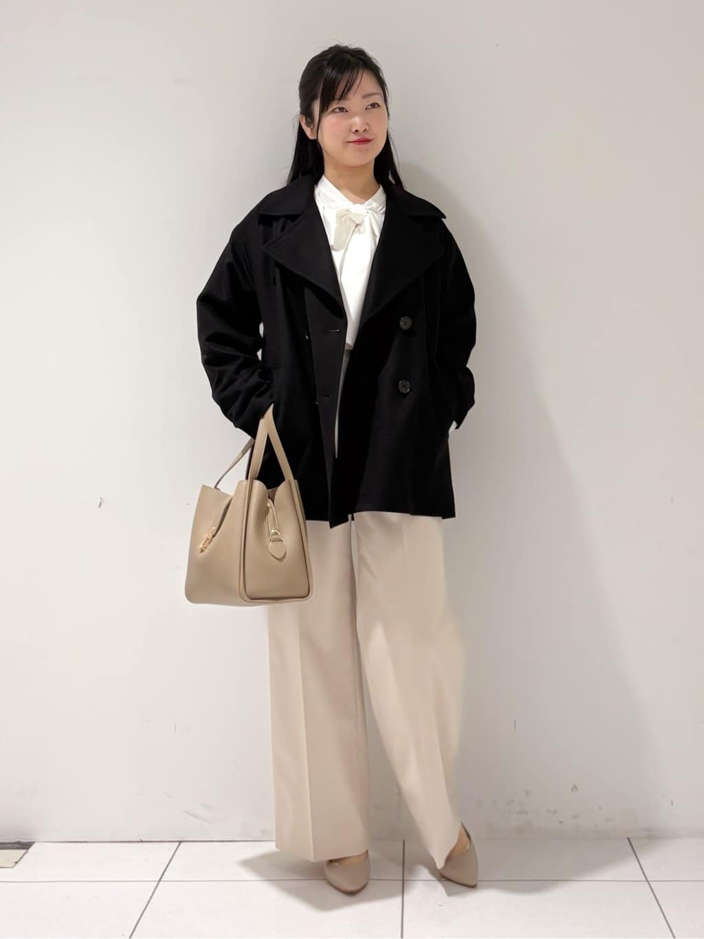 momokoさんの「INDIVI｜【軽やか／ゆったり】ウール混ショートトレンチコート」を使ったコーディネート