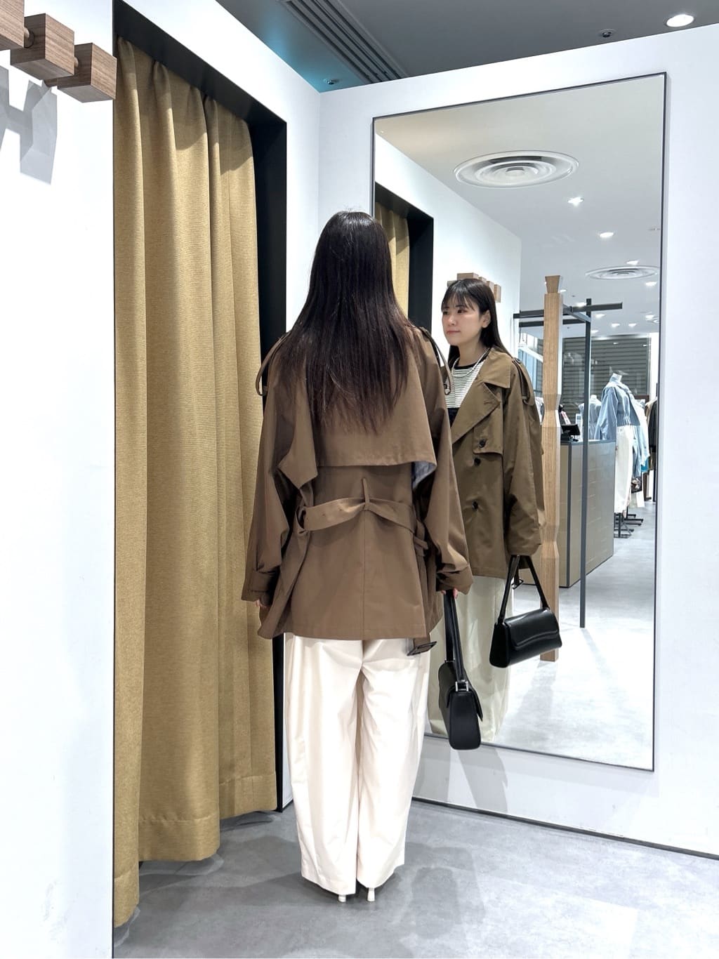 Renoさんの「INDIVI｜【撥水】ボンディングショートトレンチ」を使ったコーディネート