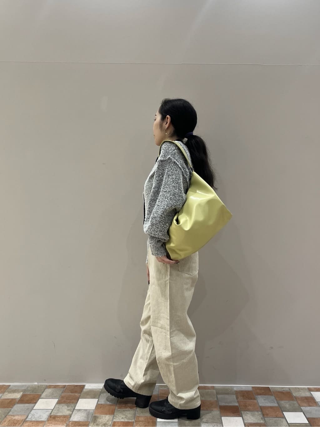 Uminoさんの「INDIVI｜ファンシーヤーンVネックカーディガン」を使ったコーディネート