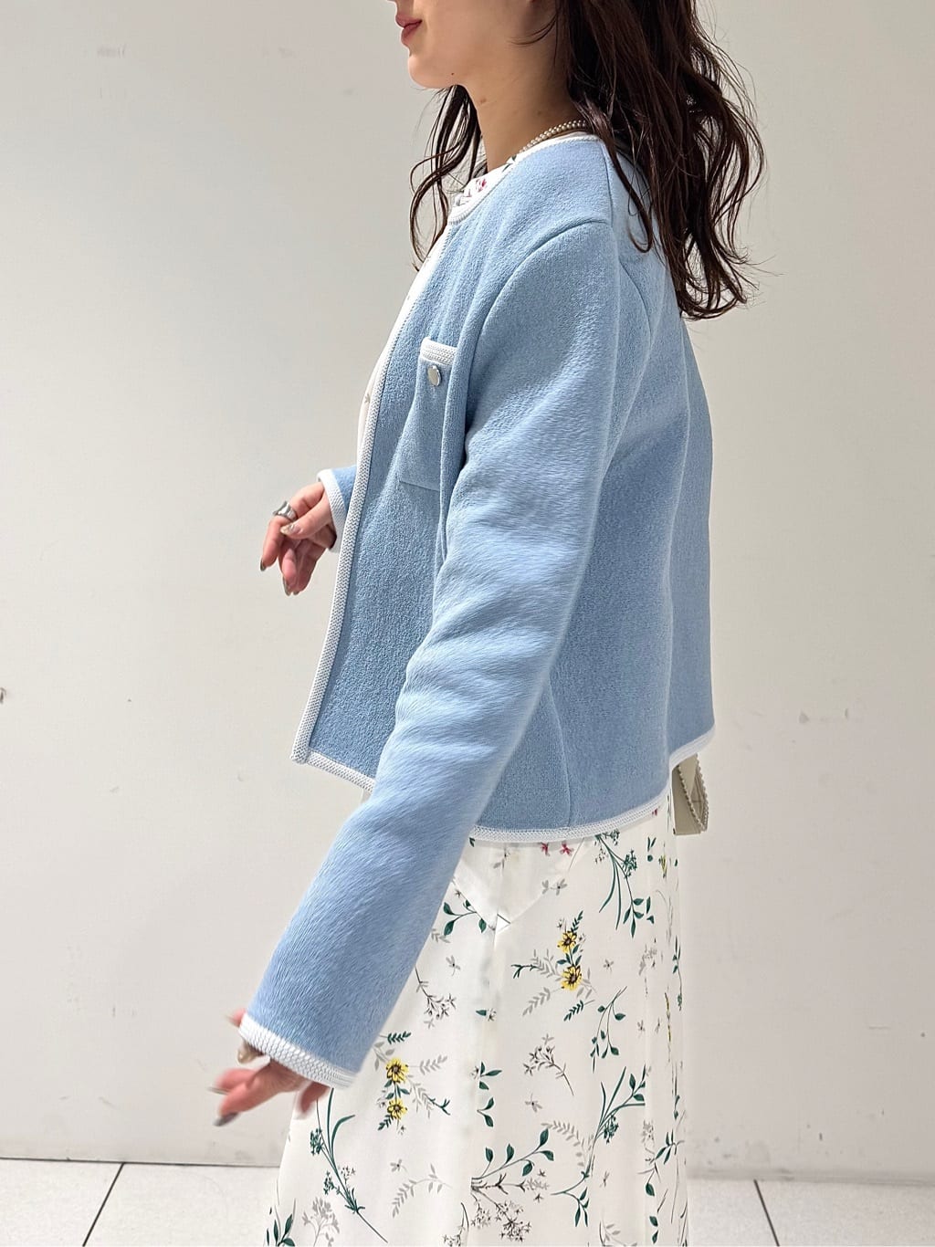 そんさんの「INDIVI｜【SETUP可能】モダンフラワー柄キャンディスリーブブラウス」を使ったコーディネート