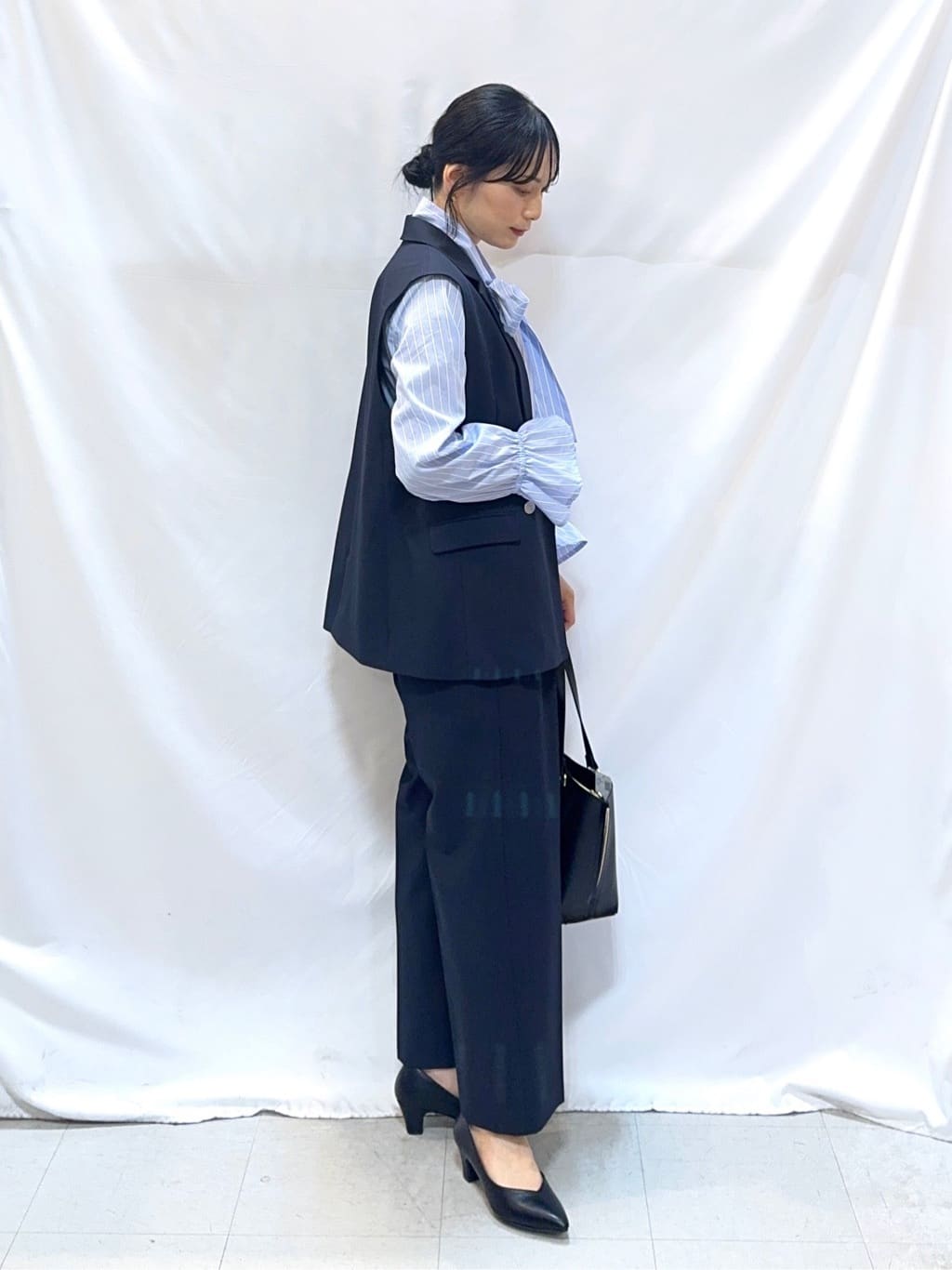 𝐇𝐢𝐫𝐨𝐦𝐢さんの「SHOO･LA･RUE｜【洗濯後しわになりにくい/UV/S-LL】大人っぽく着られる キャンディースリーブ リボンブラウス」を使ったコーディネート