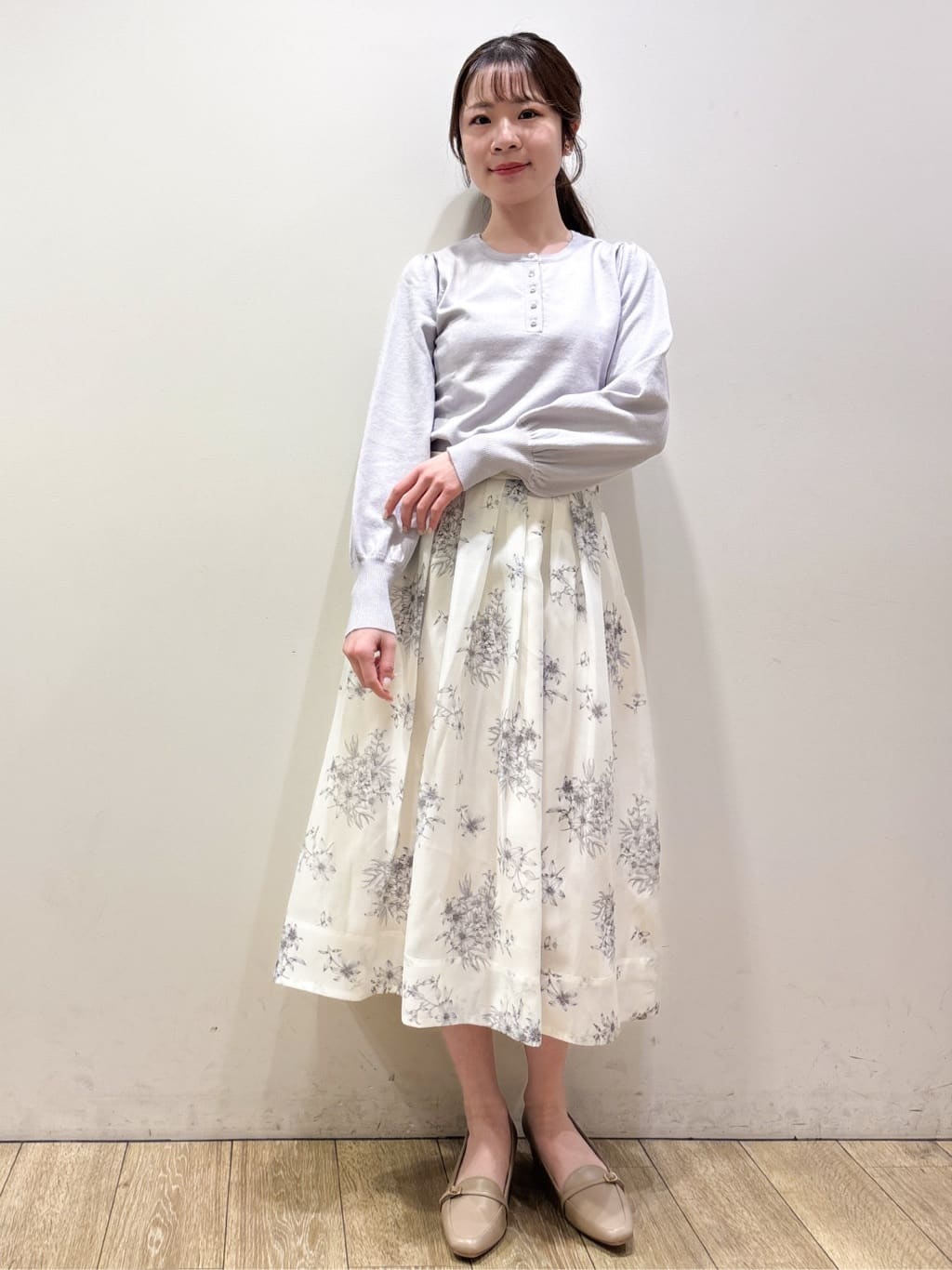 ayaさんの「index｜ビジューボタンヘンリーネックニット【洗濯機OK】」を使ったコーディネート