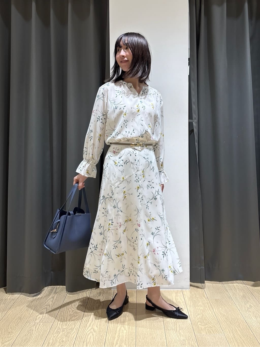 Yoshimiさんの「INDIVI｜【SETUP可能】モダンフラワー柄フレアスカート」を使ったコーディネート