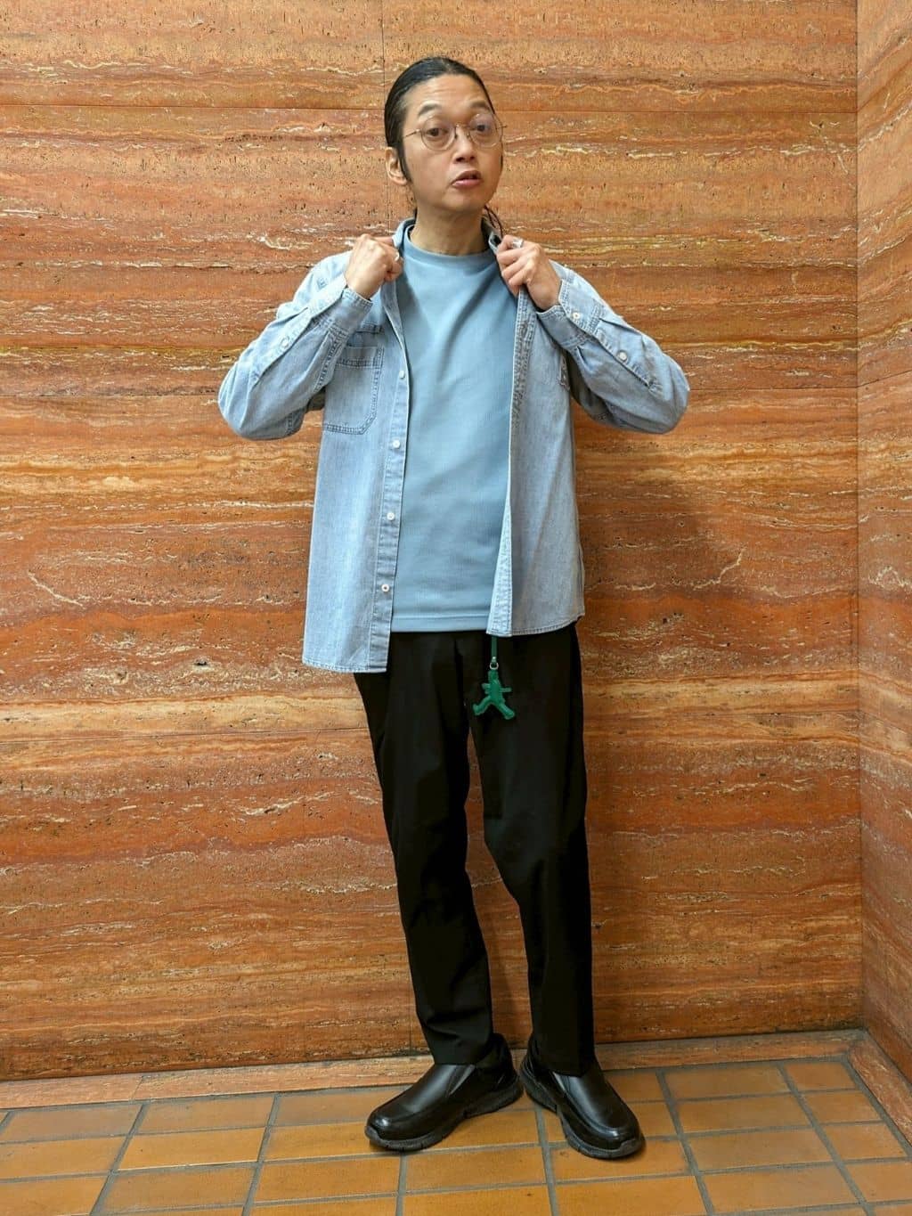 かしげるさんの「TAKEO KIKUCHI｜【BOWLER HAT LABEL】Tエンブレム デニムシャツ」を使ったコーディネート
