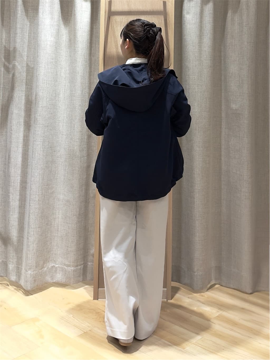 komuさんの「grove｜【撥水】きれいめに着こなせるマウンテンパーカ」を使ったコーディネート