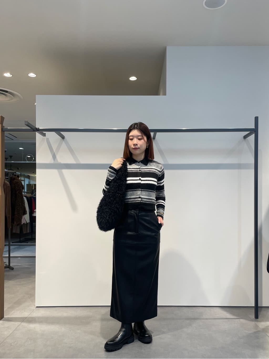 amiさんの「INDIVI｜【セットアップ対応】シンセティックレザースカート」を使ったコーディネート