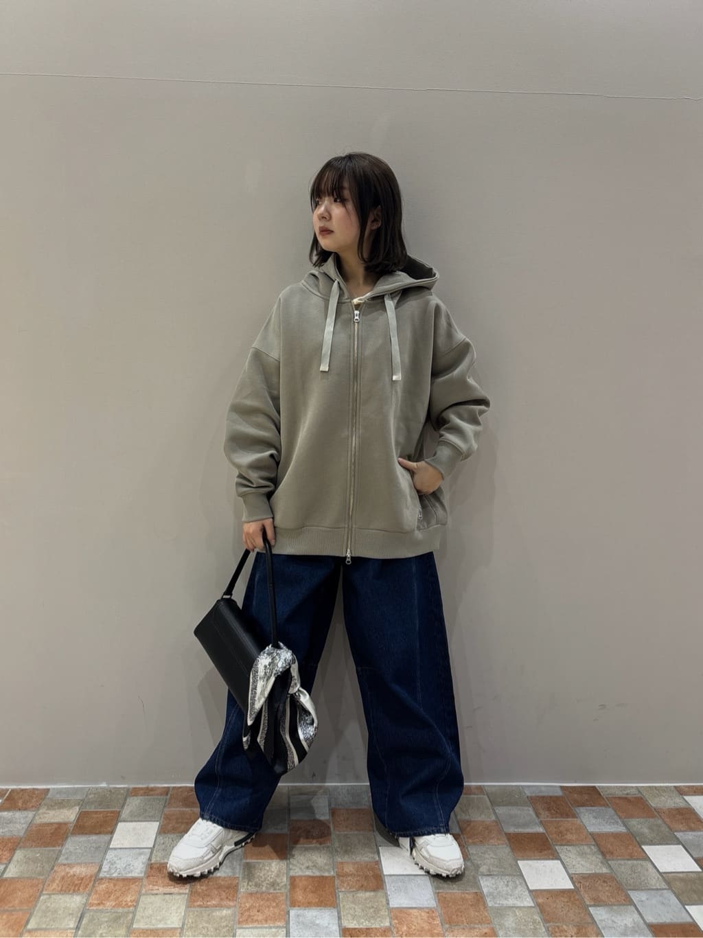みゆさんの「INDIVI｜バイカラーヘンリーネックカットソー」を使ったコーディネート