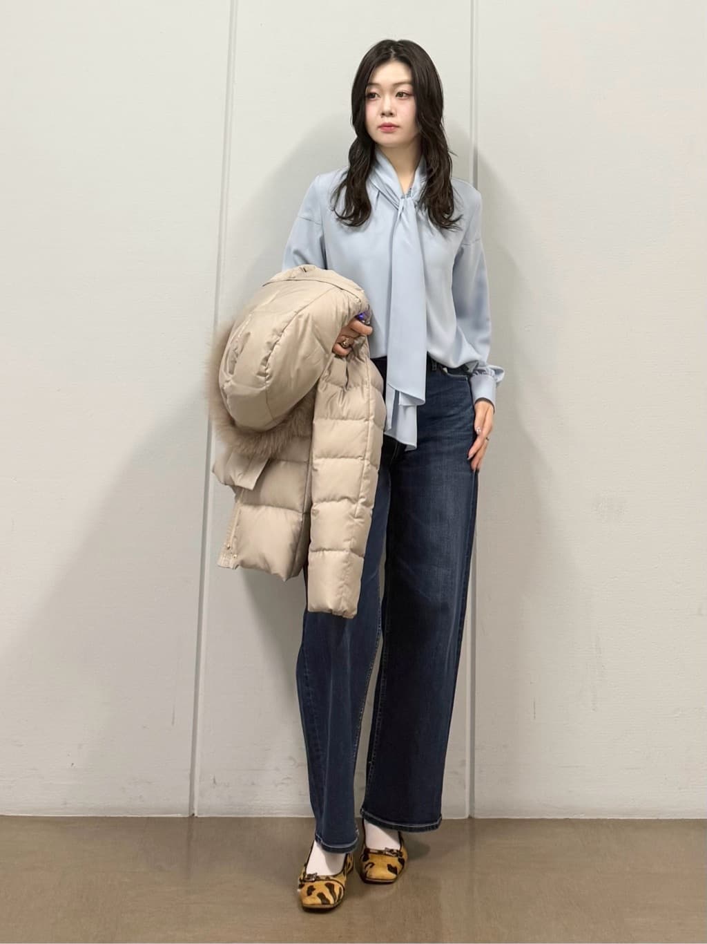 mizukiさんの「INDIVI｜【名品／撥水／抗菌防臭】ショート丈リサイクルダウンコート」を使ったコーディネート