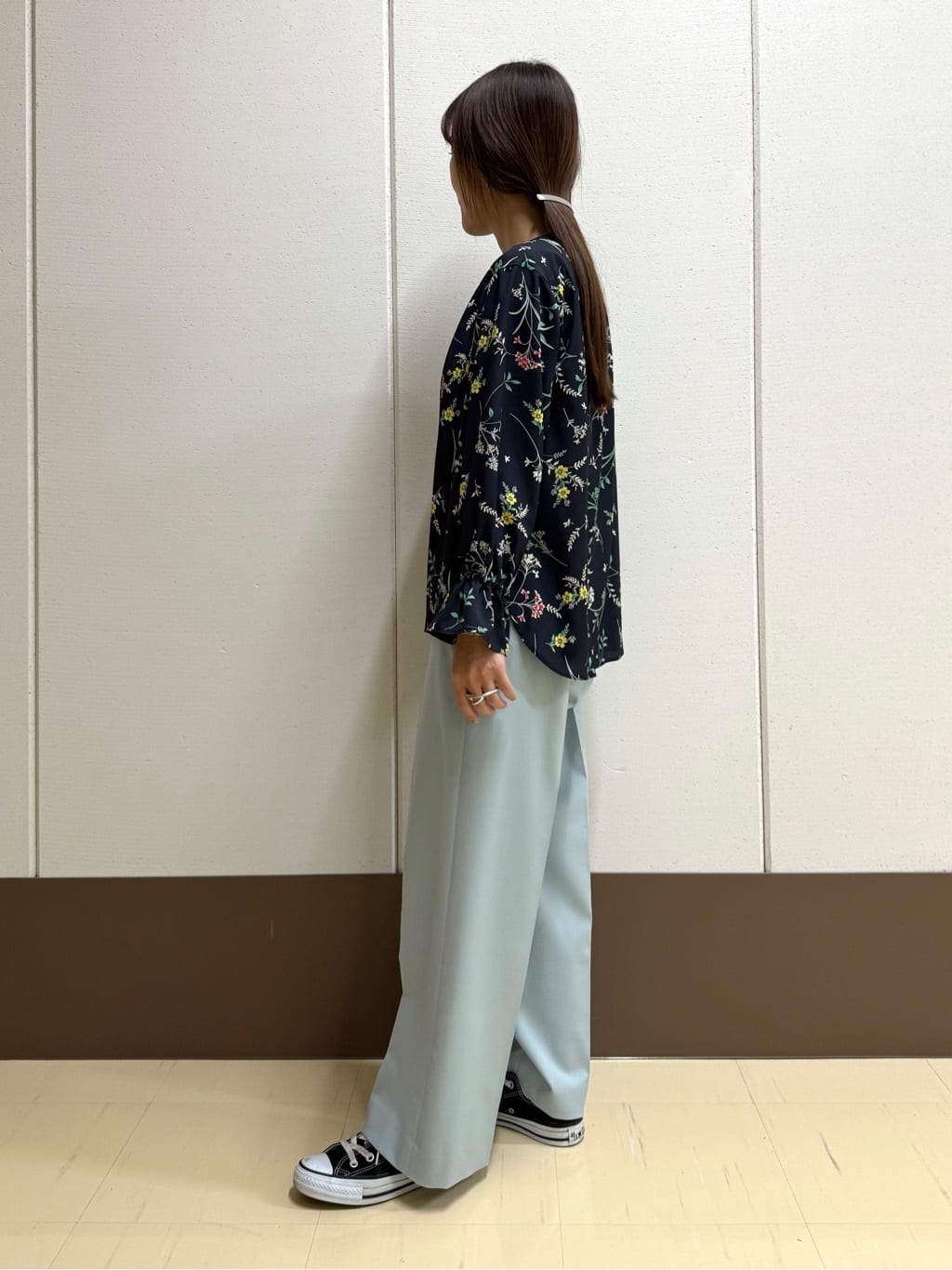 mamiさんの「INDIVI｜【SETUP可能】モダンフラワー柄キャンディスリーブブラウス」を使ったコーディネート