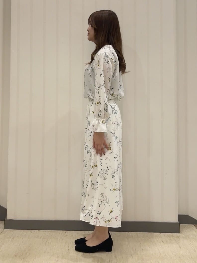 ちひさんの「INDIVI｜【SETUP可能】モダンフラワー柄フレアスカート」を使ったコーディネート