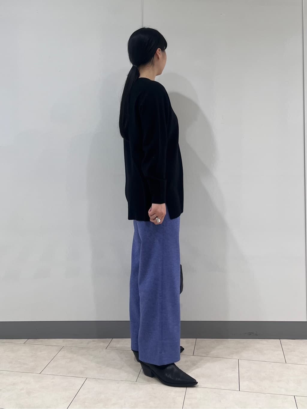 hasuさんの「INDIVI｜【洗える／チュニック丈／カシミヤ混】スリットデザインVネックニット」を使ったコーディネート