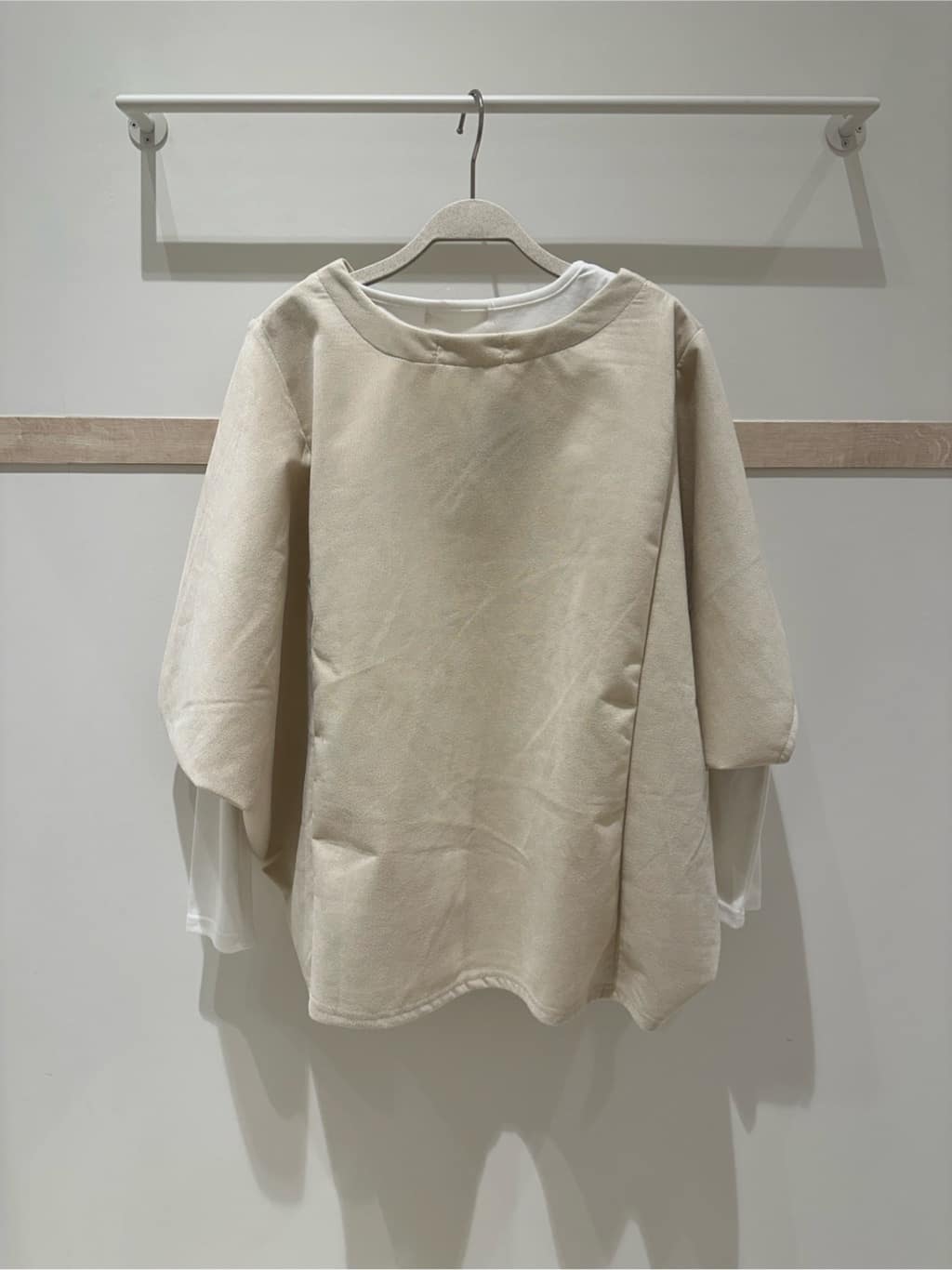 HAKUMAIさんの「SHOO･LA･RUE｜【体型カバー/2点セット】ポンチョ風 スエードライクトップス+ロンT」を使ったコーディネート