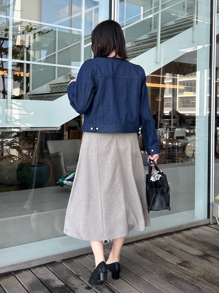 shinoさんの「Couture brooch｜【洗える・綿100％】パール調ボタン デニムジャケット」を使ったコーディネート