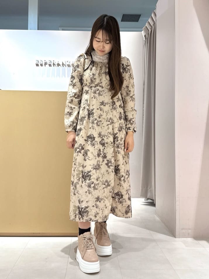 neinaさんの「ESPERANZA｜【EC先行販売】きゅんフィット厚底フラットキルティングスタッズスニーカー」を使ったコーディネート