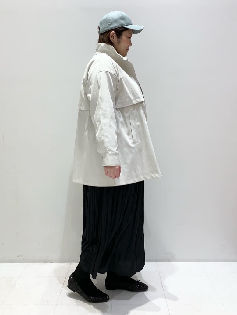 みいちゃんさんの「grove｜【撥水／シルエット2WAY】羽織るだけでサマになる、スタンドネックテントラインコート」を使ったコーディネート