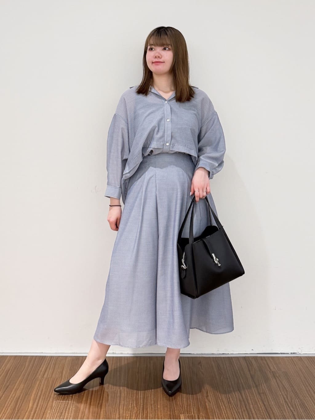 emikaさんの「INDIVI｜【接触冷感／洗える／2WAY】ドロスト付 シアーシャンブレーシャツ」を使ったコーディネート