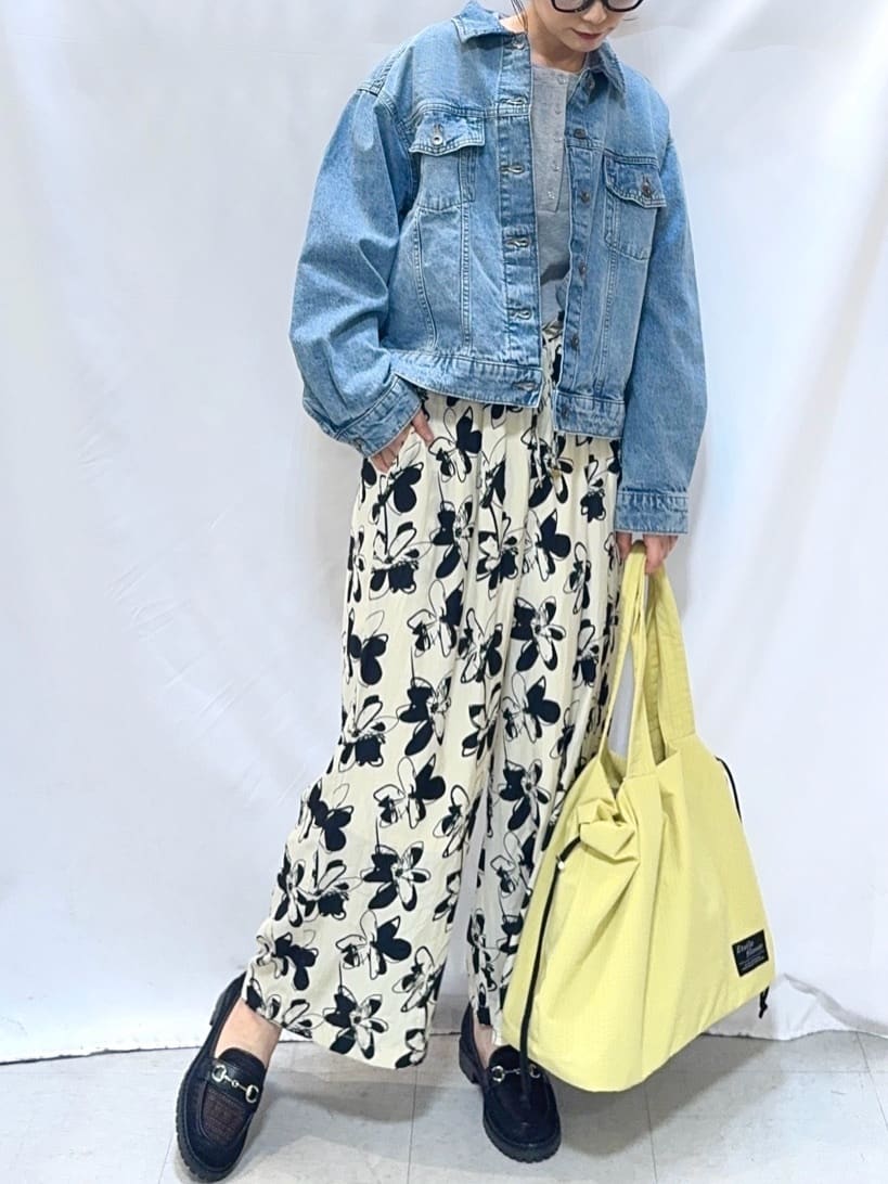 𝐇𝐢𝐫𝐨𝐦𝐢さんの「SHOO･LA･RUE｜【SHOO・LA・RUE DENIM】羽織るだけでこなれる　オーバーサイズデニムジャケット」を使ったコーディネート