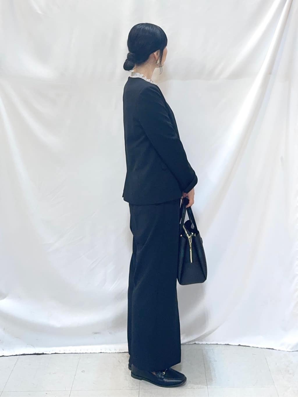 𝐇𝐢𝐫𝐨𝐦𝐢さんの「SHOO･LA･RUE｜【洗濯機可/セットアップ可/S-3L】きちんと楽に。カットジョーゼットノーカラージャケット」を使ったコーディネート
