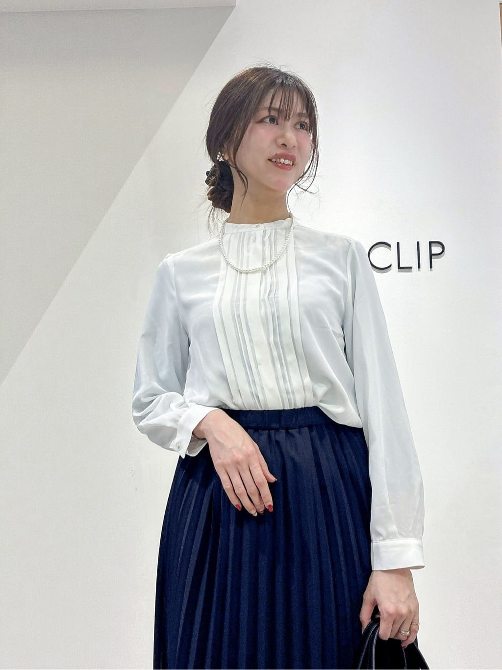 もんちゃんさんの「OPAQUE.CLIP｜《通勤対応》タックブラウス【洗濯機OK】」を使ったコーディネート