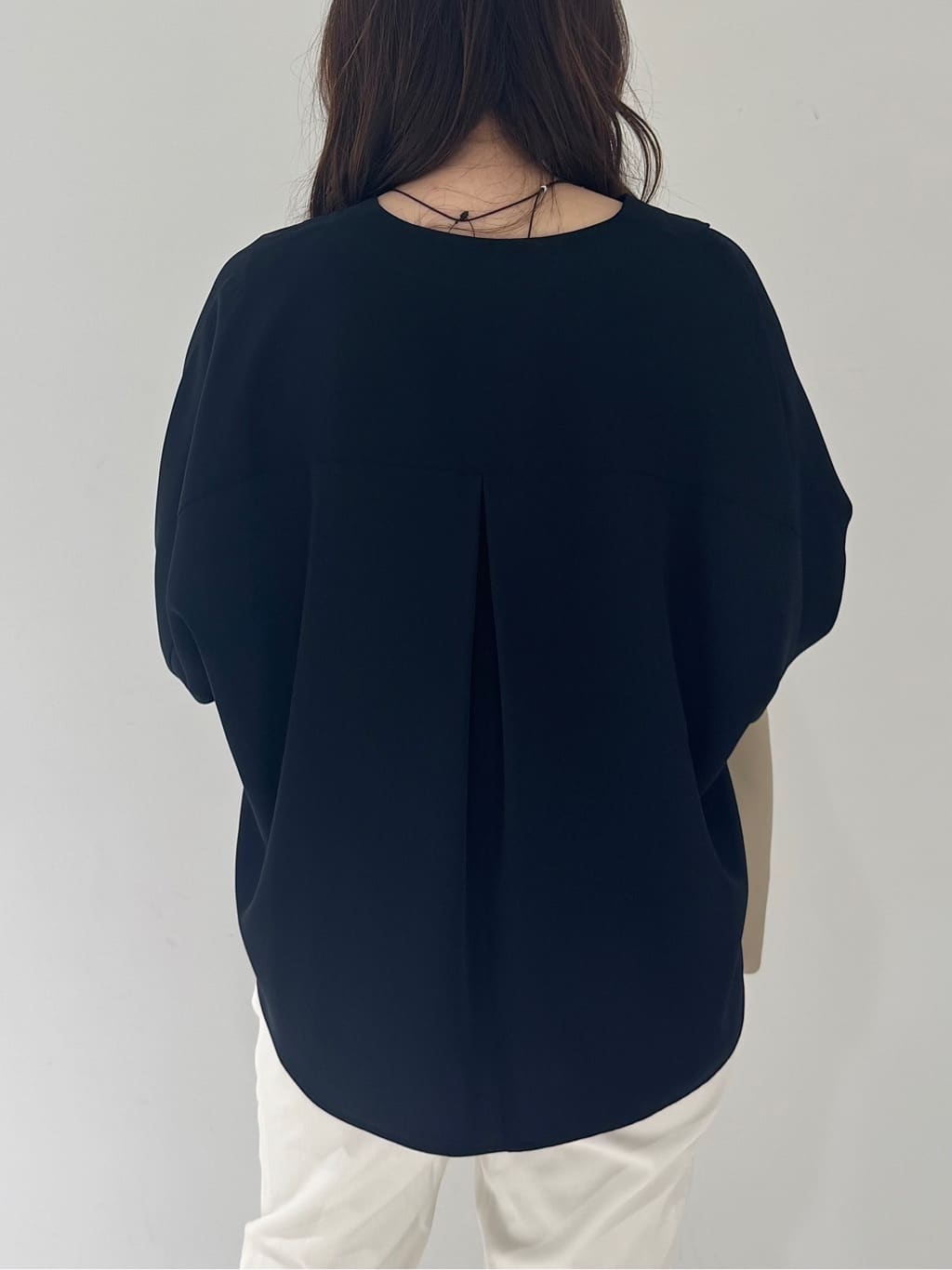 そんさんの「INDIVI｜【洗える／UVケア／マットサテン】Vネックドルマンスリーブブラウス」を使ったコーディネート