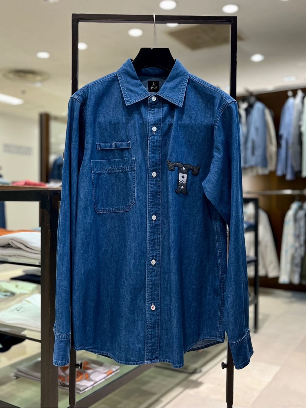 uedaさんの「TAKEO KIKUCHI｜【BOWLER HAT LABEL】Tエンブレム デニムシャツ」を使ったコーディネート