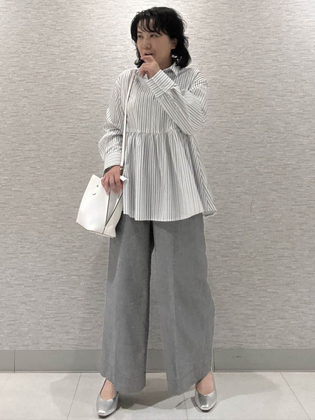 KOJIMAさんの「Reflect｜【レイヤードにおすすめ◎】ペプラムデザインシャツ」を使ったコーディネート