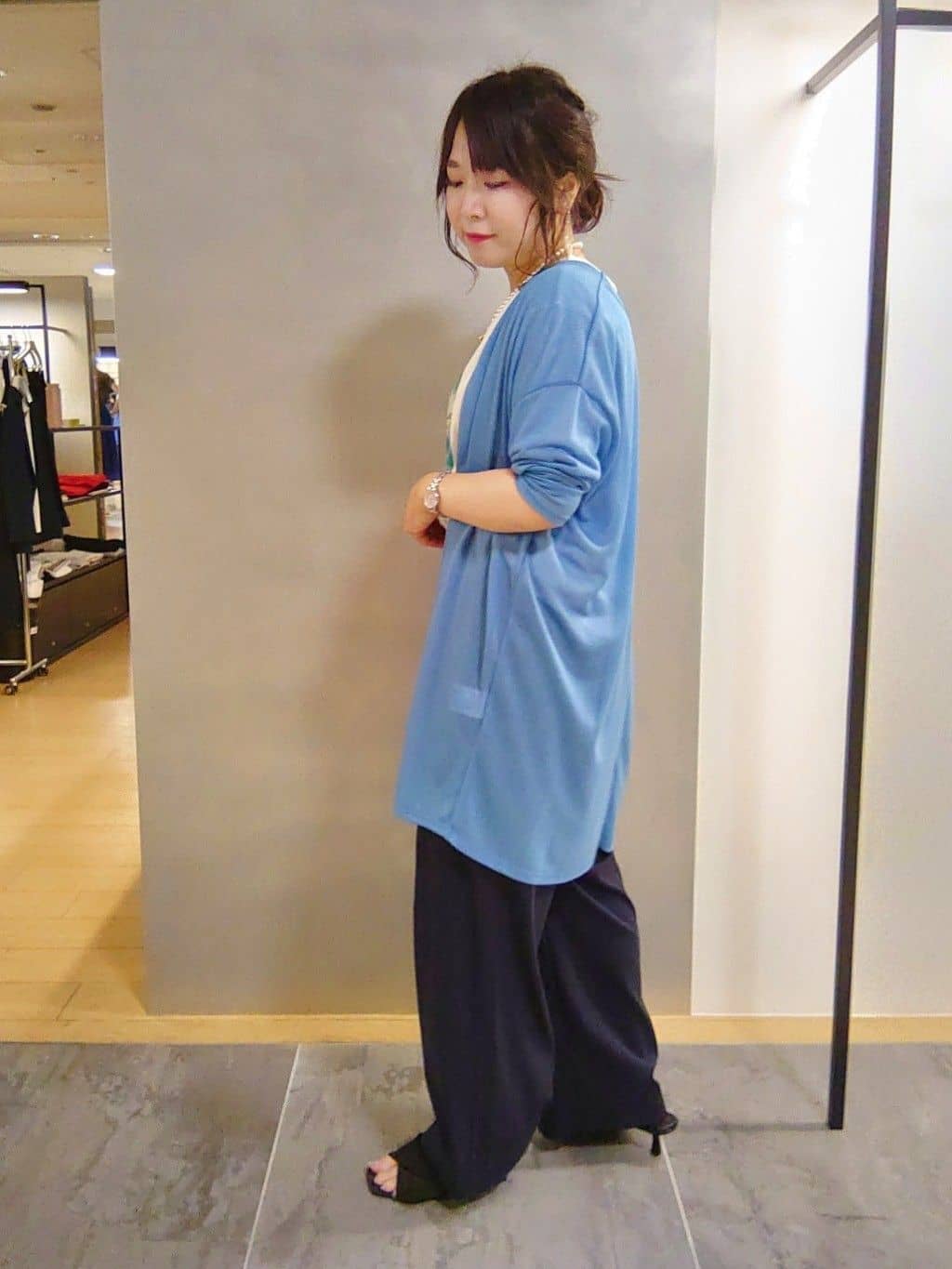 TOMOMIさんの「INDIVI｜【洗える／シアーストライプ】ロング丈着流しカーディガン」を使ったコーディネート