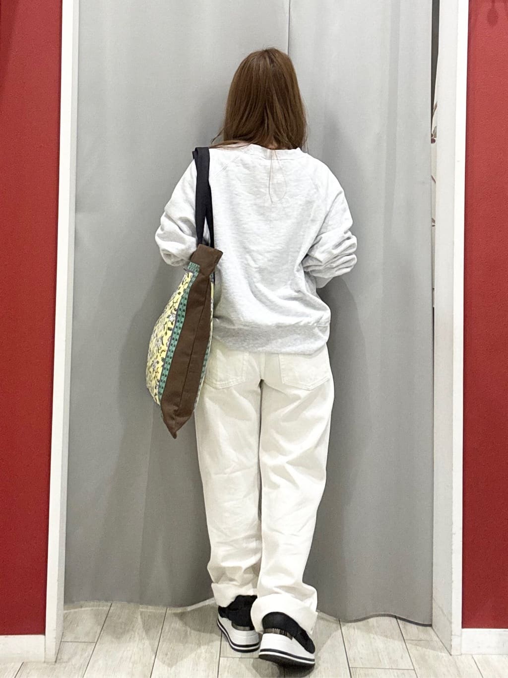 shioさんの「SHOO･LA･RUE｜MIX調 シンプルラグランスウェット」を使ったコーディネート