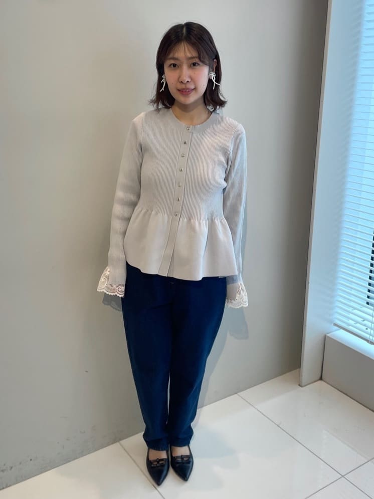 abeさんの「Couture brooch｜【大人かわいい・洗える】ペプラムニットカーディガン」を使ったコーディネート