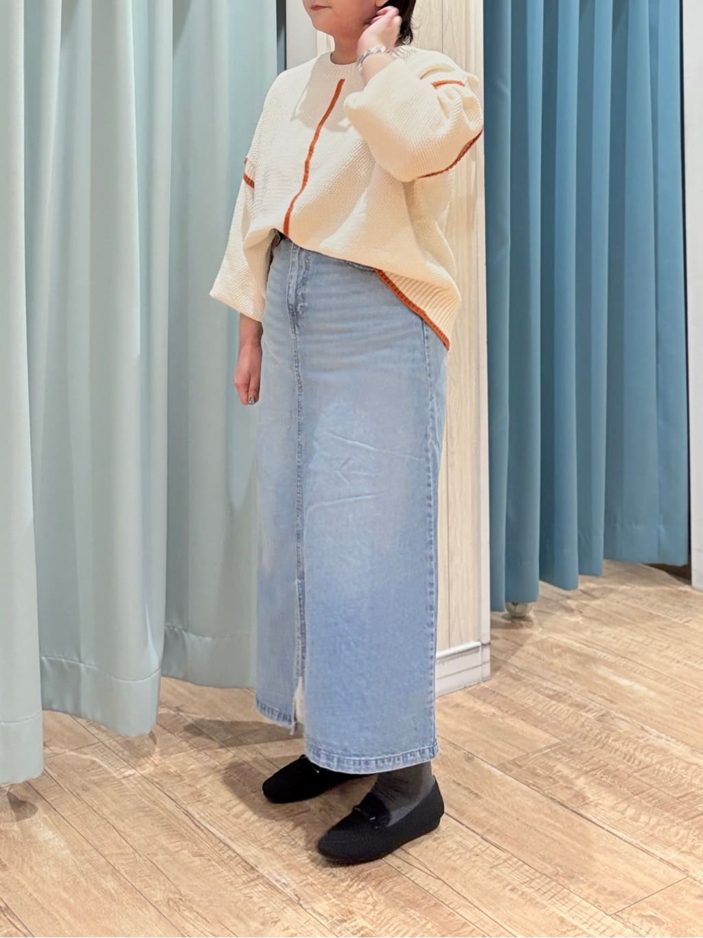 砂糖さんの「SHOO･LA･RUE｜【前後2WAY/S-LL】体型カバーもこなれ見えも叶う　ふんわりお袖の配色パイピングニット」を使ったコーディネート