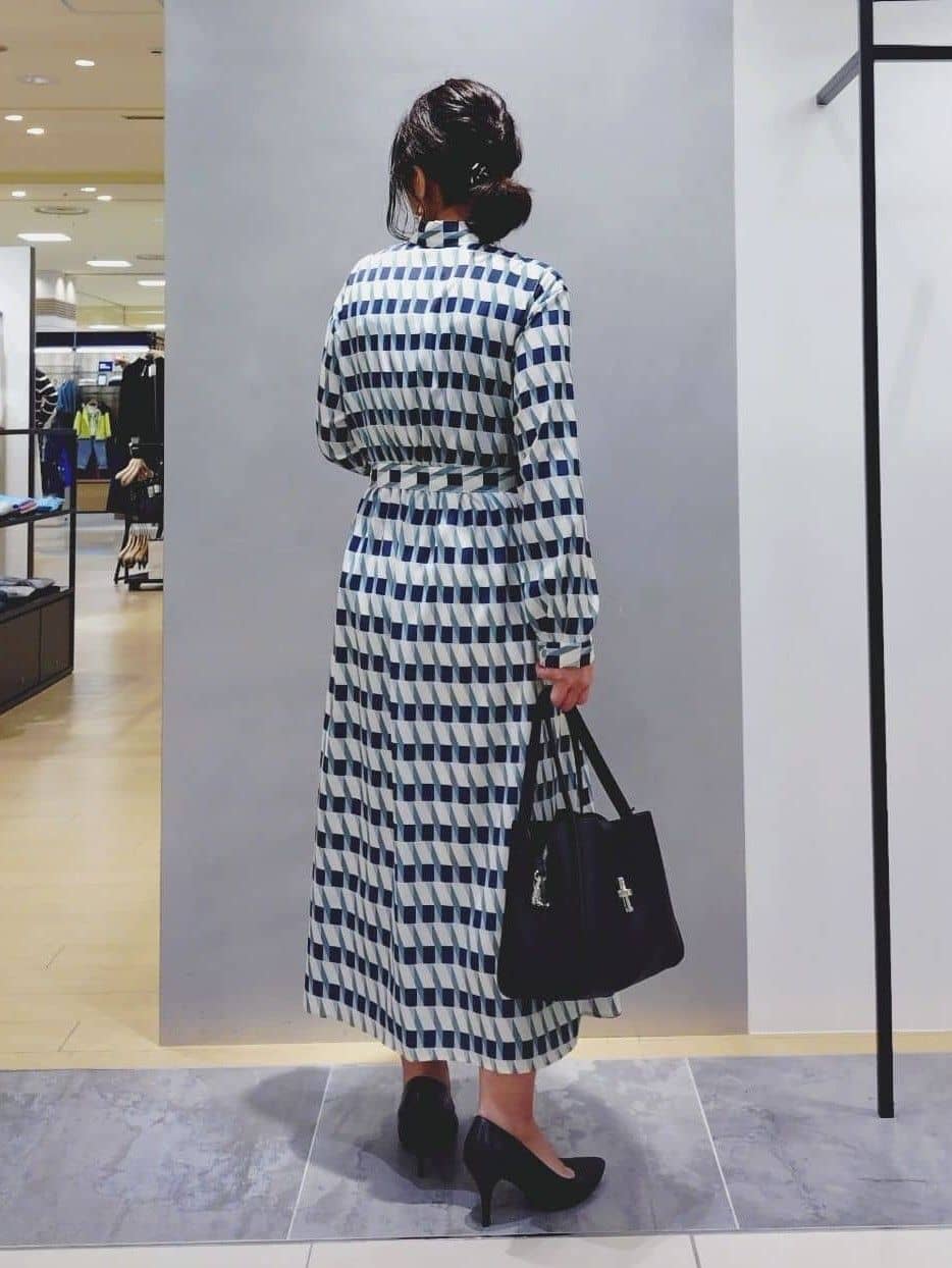 TOMOMIさんの「INDIVI｜【洗える／2WAY】ベルト付き ジオメトリック柄 シャツワンピース」を使ったコーディネート