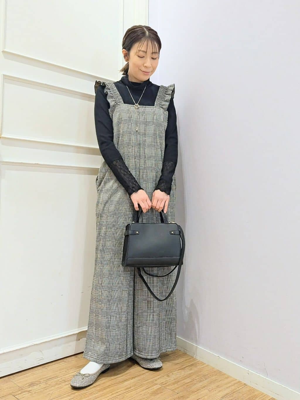 miomioさんの「SHOO･LA･RUE｜【あったか】大人のための チェック柄フリルサロペット」を使ったコーディネート