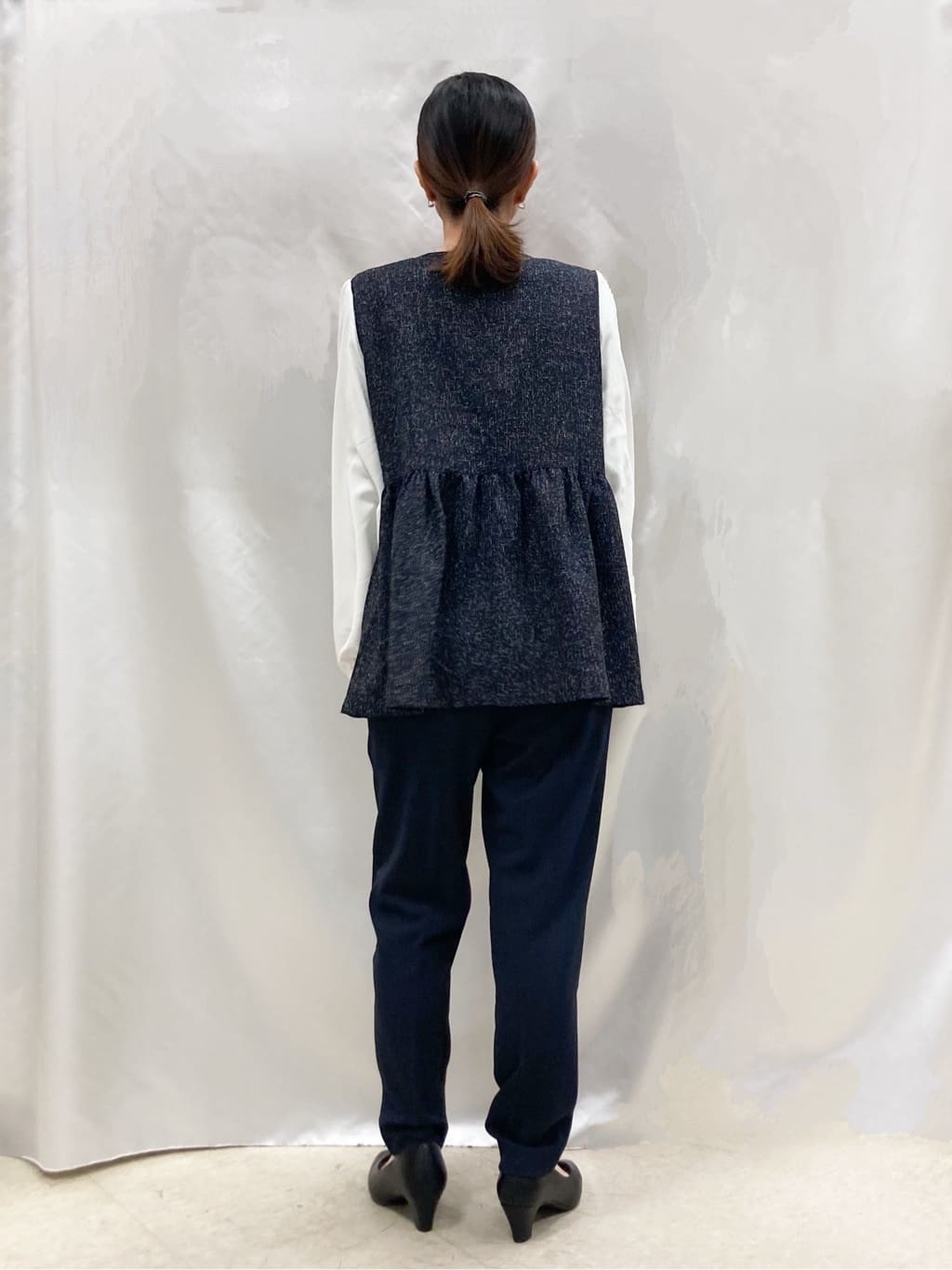 thさんの「SHOO･LA･RUE｜【洗濯機可/セットアップ可/S-3L】きちんと楽に。カットジョーゼット テーパードパンツ」を使ったコーディネート