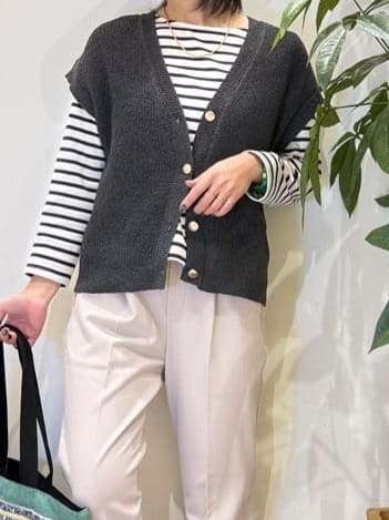 misakiさんの「SHOO･LA･RUE｜【S-LL/洗濯機可】気軽にレイヤード 前開きざっくりニットベスト」を使ったコーディネート
