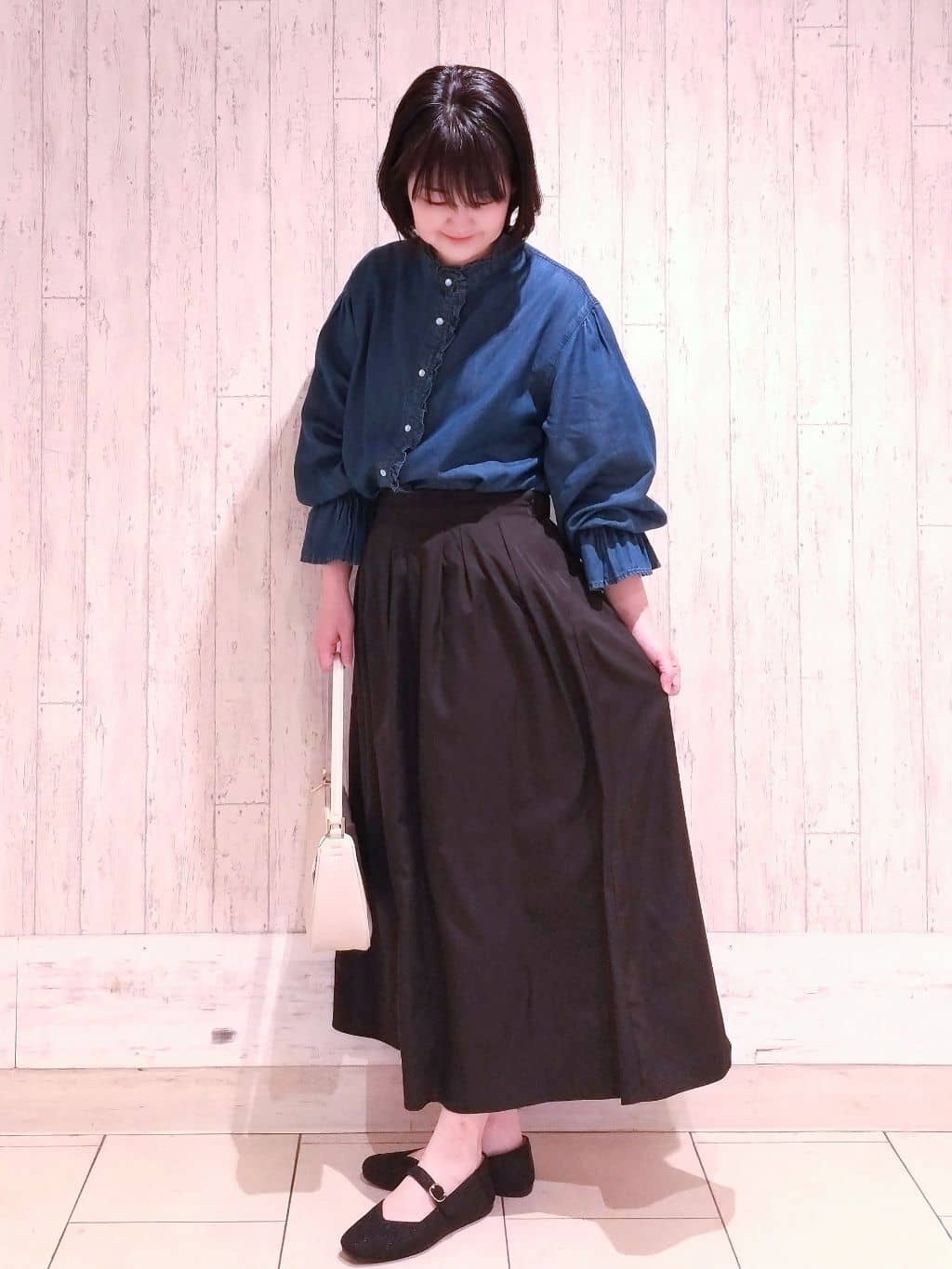 せとなさんの「index｜セルロース混デニムフリルブラウス【洗濯機OK】」を使ったコーディネート