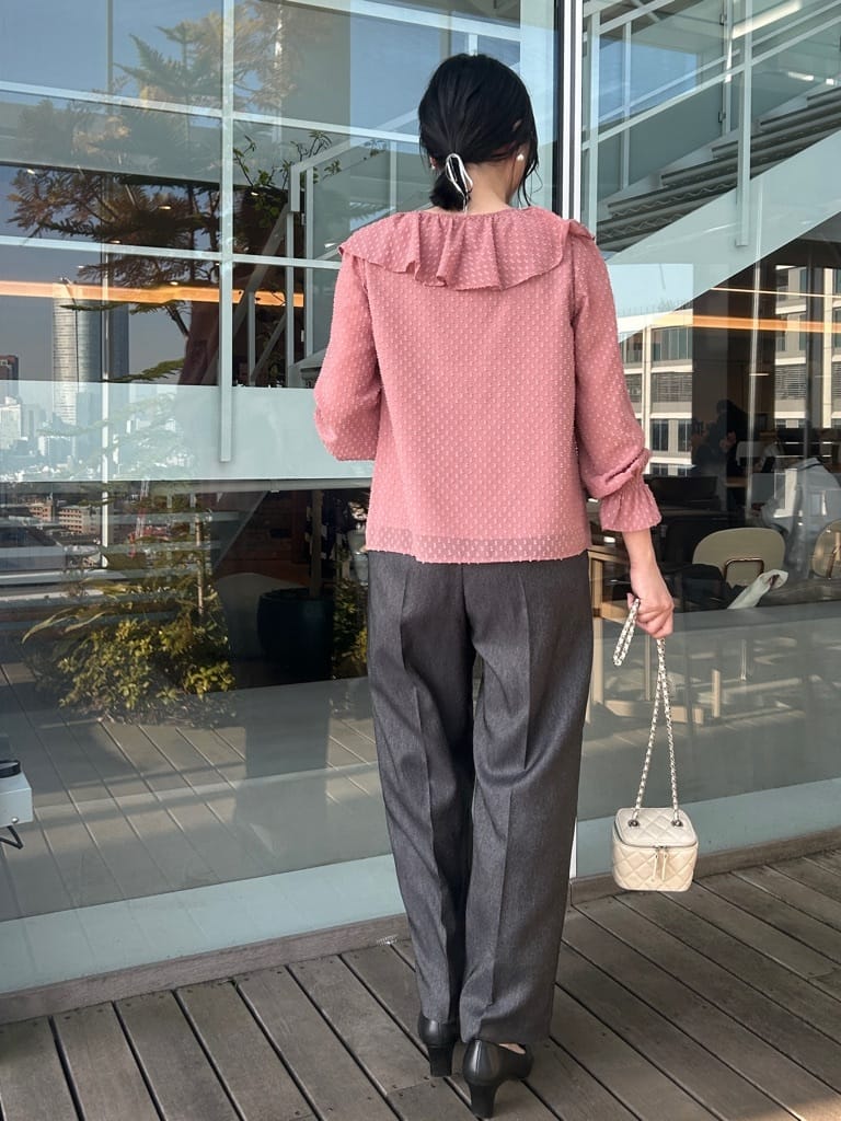 shinoさんの「Couture brooch｜【洗える・S-LL】デニムライク ベルト付きパンツ」を使ったコーディネート