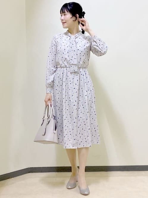  beni_gingerさんの「Reflect｜【セレモニー／通勤／おでかけに◎】フラワープリントボウタイワンピース」を使ったコーディネート
