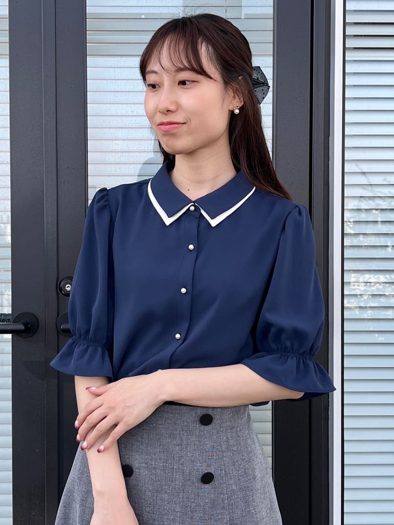 はばさんの「Couture brooch｜【通勤・洗える】配色ダブルカラー ブラウス」を使ったコーディネート