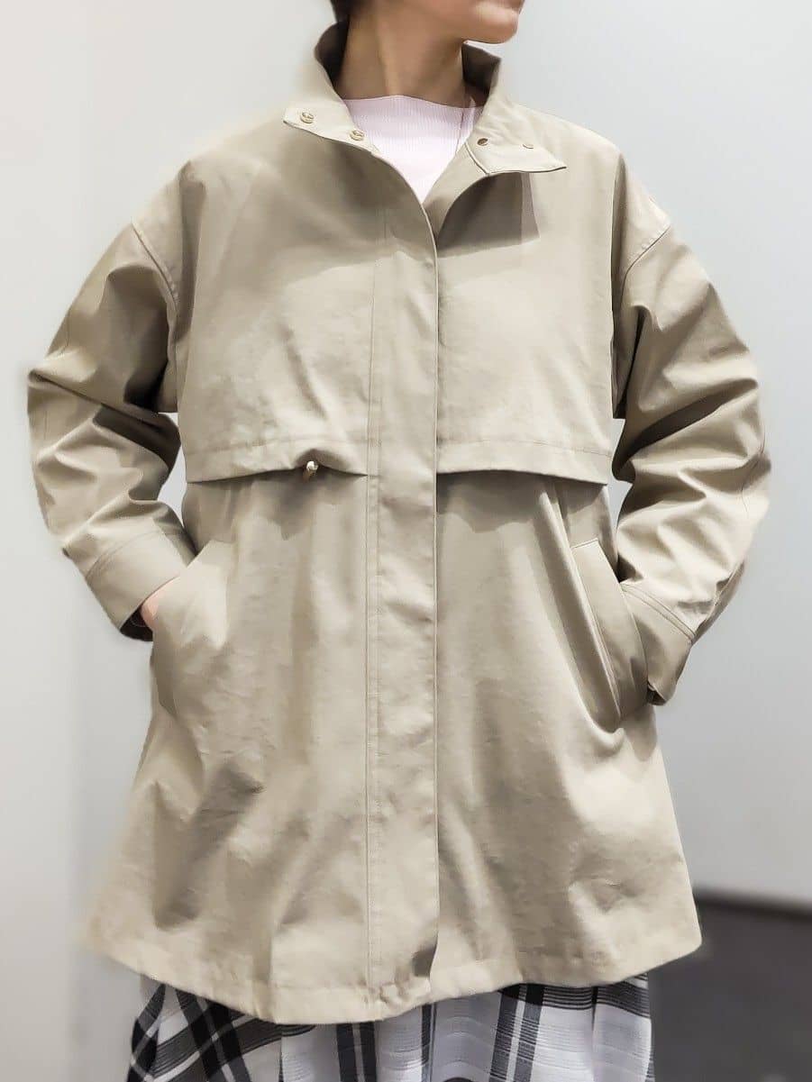 やまちゃんさんの「grove｜【撥水／シルエット2WAY】羽織るだけでサマになる、スタンドネックテントラインコート」を使ったコーディネート