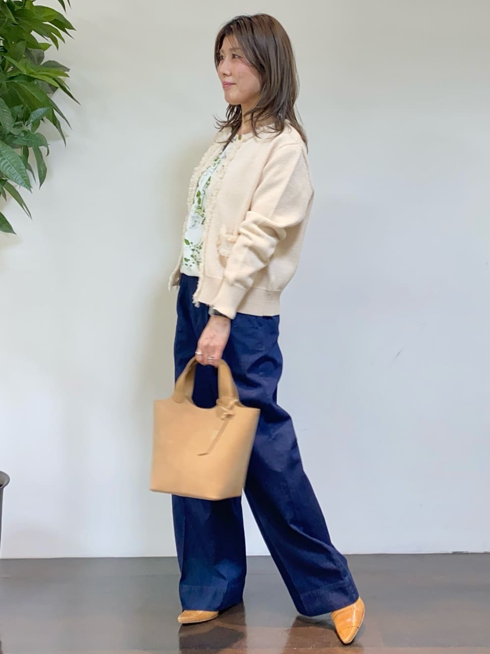 tomoさんの「UNTITLED｜◆【セットアップ可/ワイド】ライトウェイトデニムパンツ」を使ったコーディネート