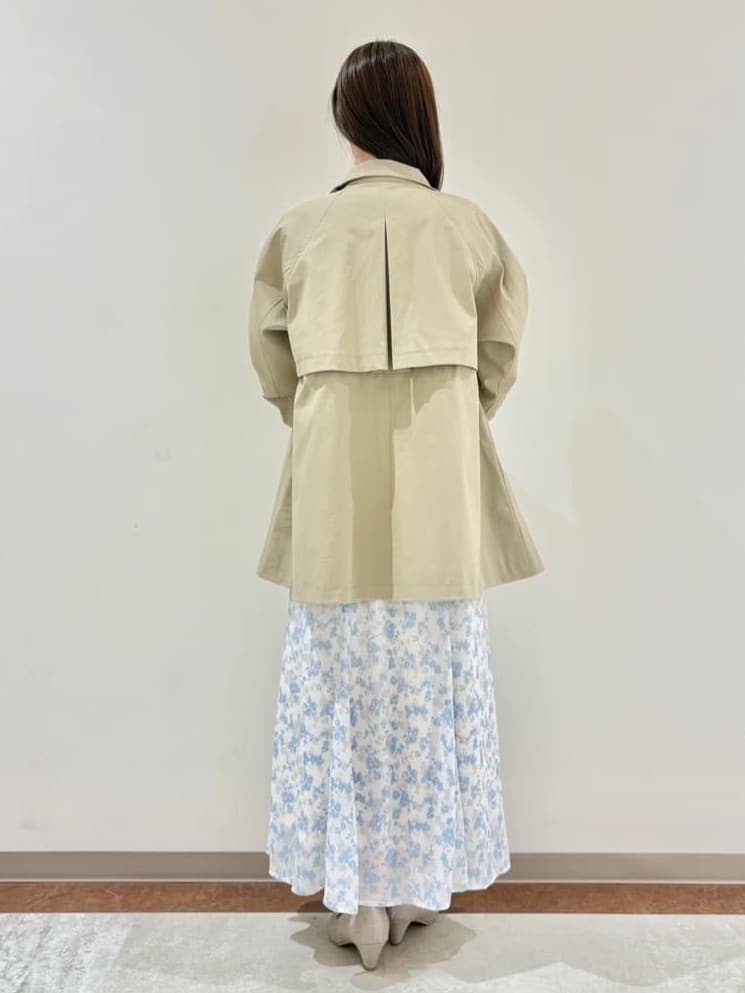 まきさんの「grove｜【撥水／シルエット2WAY】羽織るだけでサマになる、スタンドネックテントラインコート」を使ったコーディネート