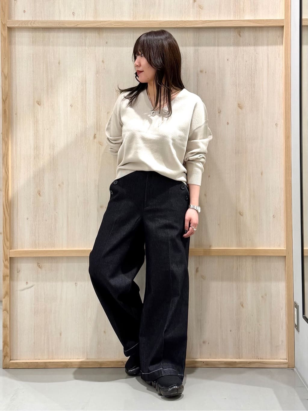 nanaさんの「THE SHOP TK｜【S-XLサイズ/上品見えが叶う】Vネックニット/洗濯機OK」を使ったコーディネート