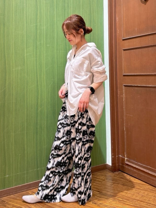 かおりさんの「SHOO･LA･RUE｜【選べる色・柄/S-LL】通年使える レギュラーカラーシャツ」を使ったコーディネート