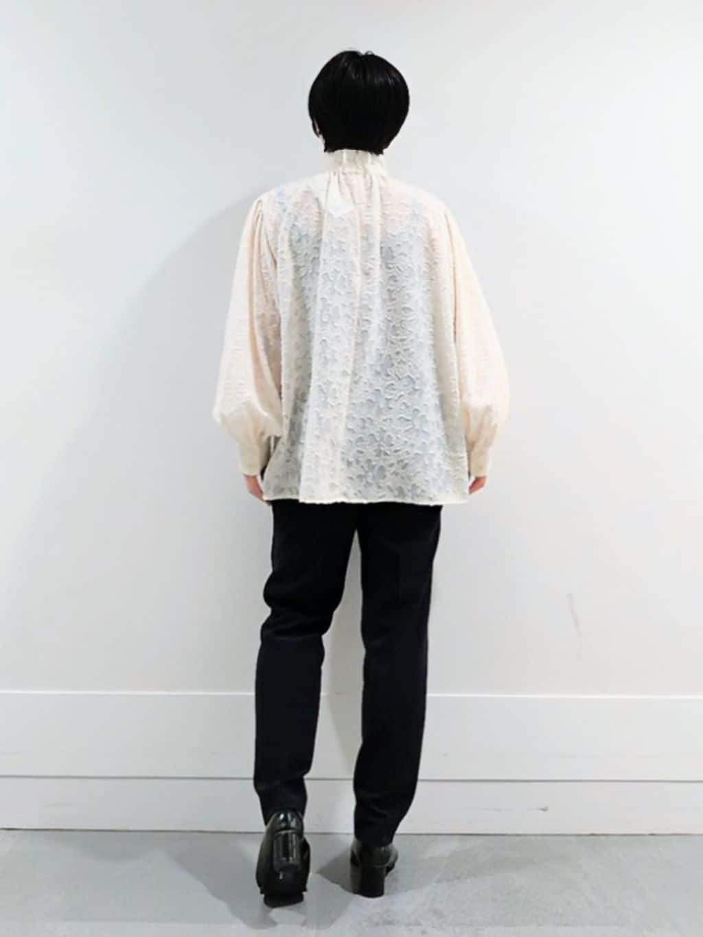 ミズタさんの「UNTITLED｜【セレモニー/洗える/シアー】カットジャカード ボウタイブラウス」を使ったコーディネート