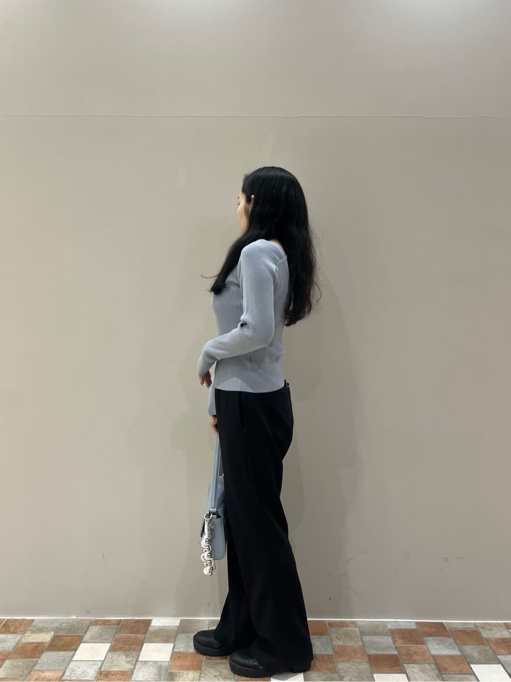Uminoさんの「INDIVI｜オフショルスリットリブニット」を使ったコーディネート