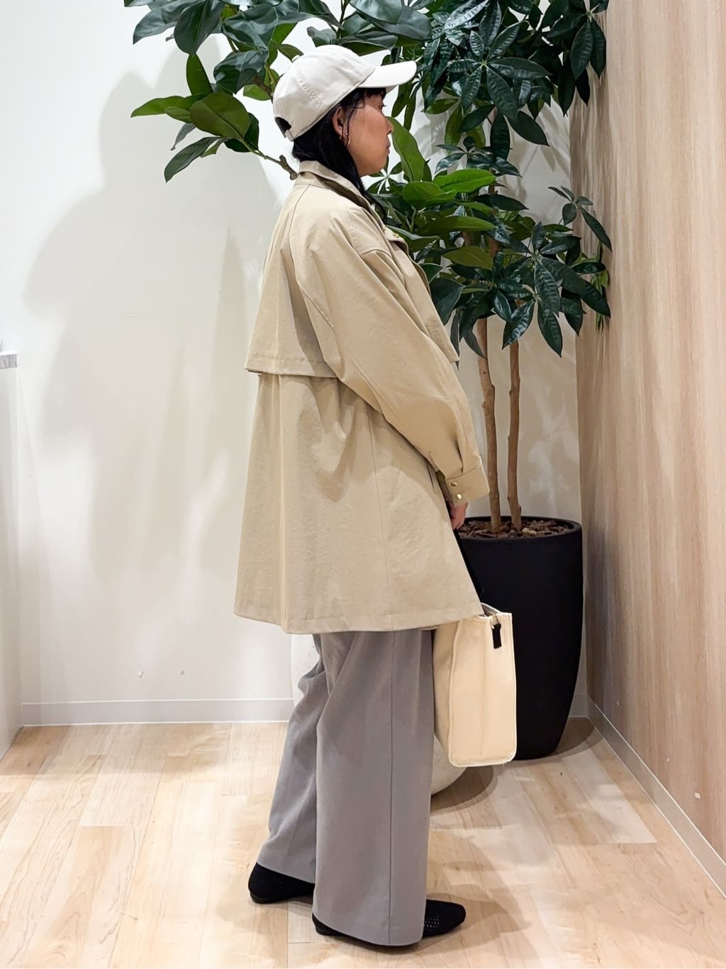 miraiさんの「grove｜【撥水／シルエット2WAY】羽織るだけでサマになる、スタンドネックテントラインコート」を使ったコーディネート