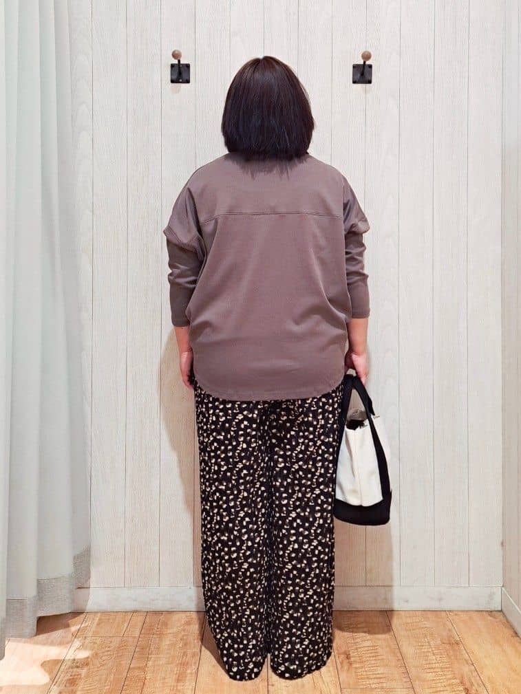kotomiさんの「SHOO･LA･RUE｜【S-LL/柄が選べる】ウエストゴムでらくちん 大人プリーツイージーパンツ」を使ったコーディネート