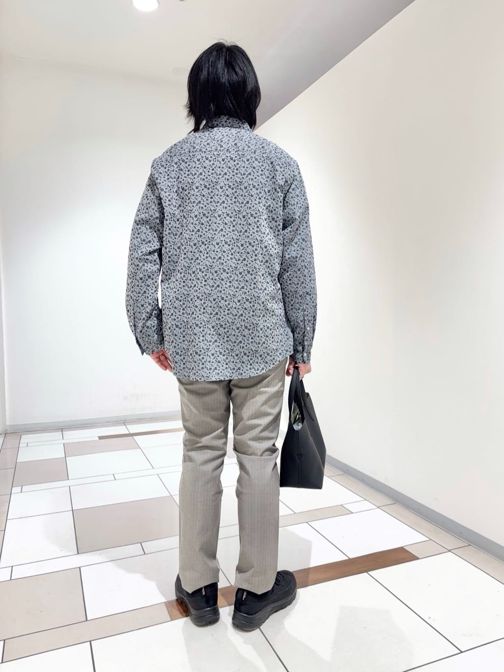 及川さんの「TAKEO KIKUCHI｜播州 ドビーストライプ フラワーシャツ」を使ったコーディネート